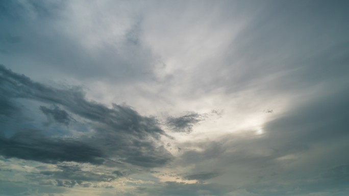 雨云和天空日落移动4K时间流逝。