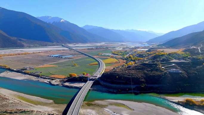 航拍湿地公园河流和高速公路