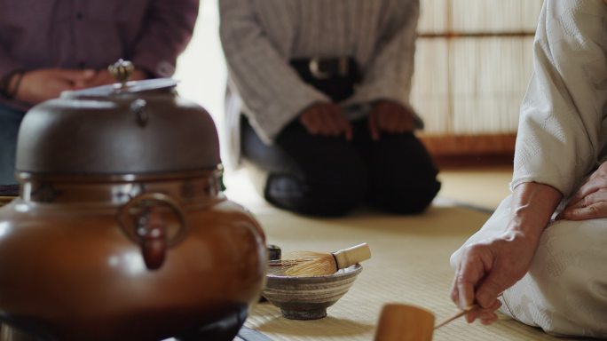 日本茶道主持人与背景嘉宾