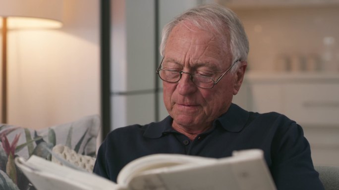 一位老人在家看书的4k视频片段