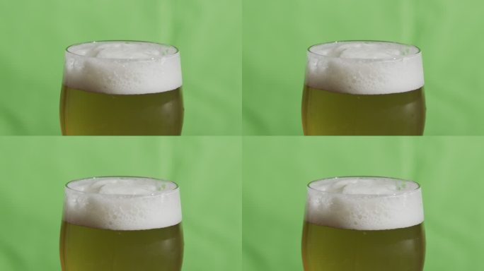 在转盘上倒入啤酒的慢动作-绿屏