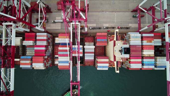 港口货轮装卸集装箱