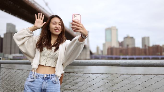 亚洲女游客在布鲁克林大桥下自拍