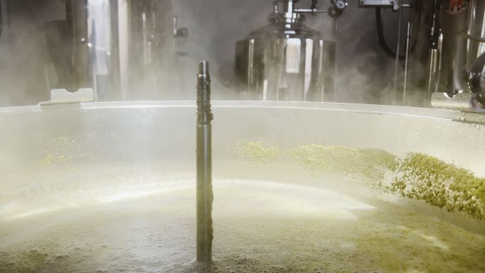 麦芽加工过程中大麦和水沸腾的锅的细节。