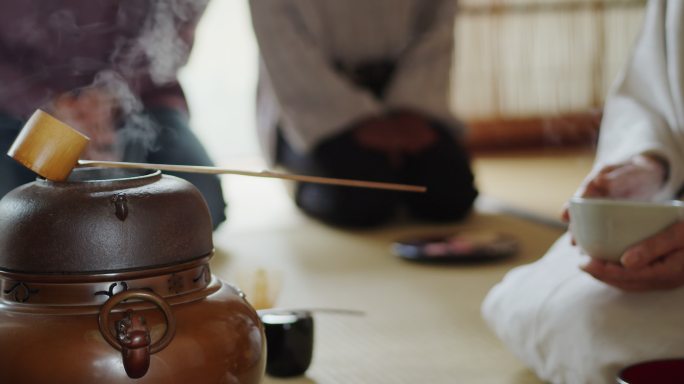 日本茶道主持人的手在器具之间移动