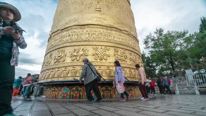 时间流逝的香格里拉西藏寺，手持大祈祷轮的朝圣者