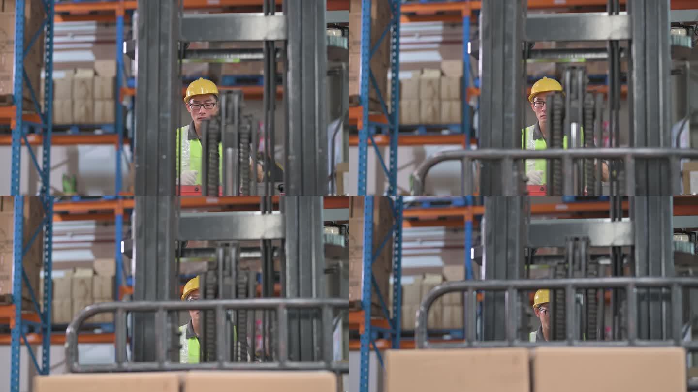 亚洲中国仓库工人在工业工厂操作叉车