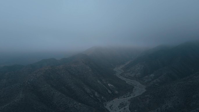 云雾中的苍茫西部山脉