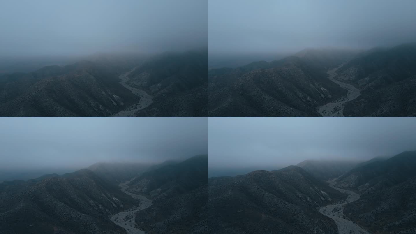 云雾中的苍茫西部山脉