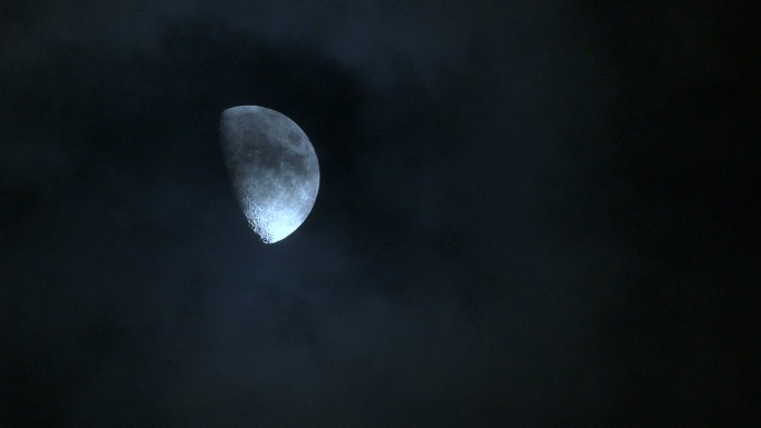 夜晚有云的月亮阴森月亮一半月黑风高