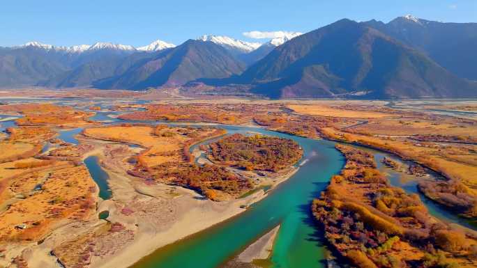 航拍秋冬时节雪山下的湿地公园