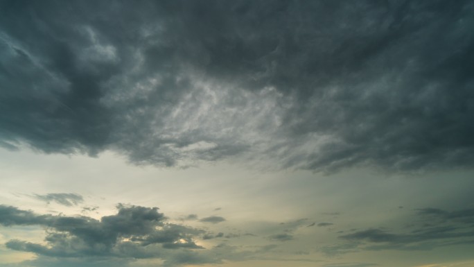 雨云和天空日落移动4K时间流逝。