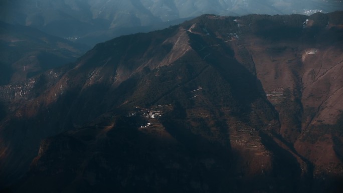 云南大山视频光影斑驳雄浑大山苗族村落