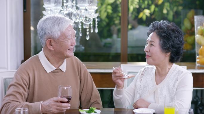 老年幸福生活 老奶奶喂老爷爷吃午餐肉