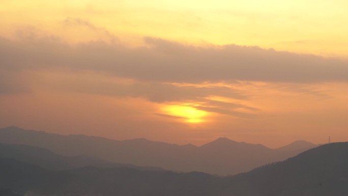 傍晚天空云朵山峰晚霞日落延时