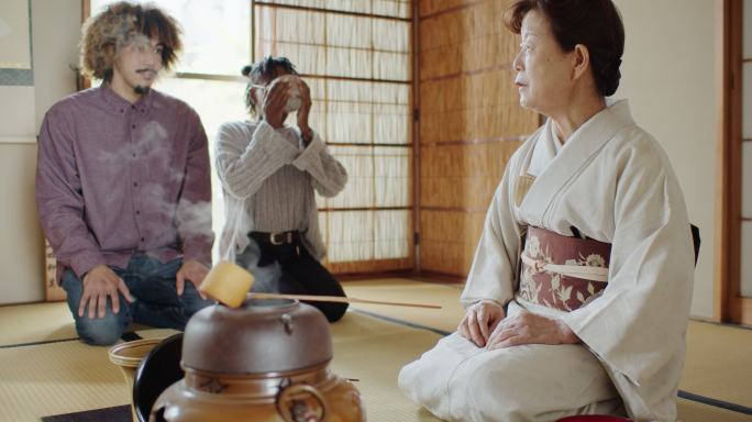 日本传统茶道上的客人饮用