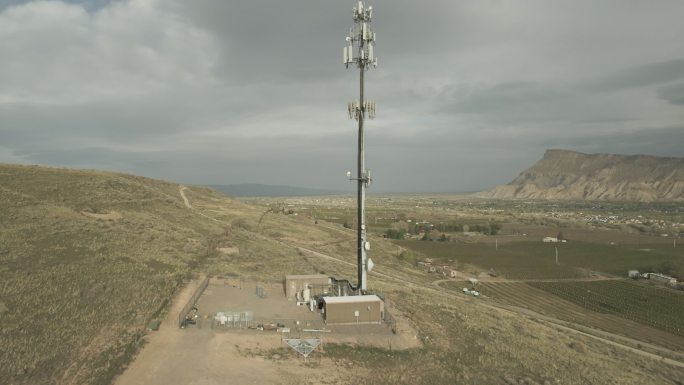 美国西部农村5G通信塔鸟瞰图电信视频系列