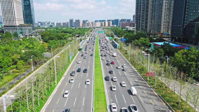 航拍城市干道车流上下班中州大道