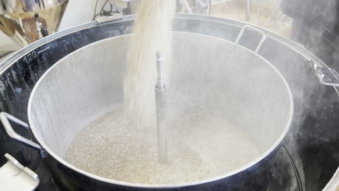 将碾碎的大麦放入罐中，用于制作手工啤酒。