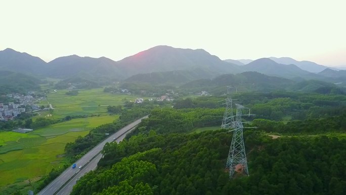 山峦 铁塔 高速公路