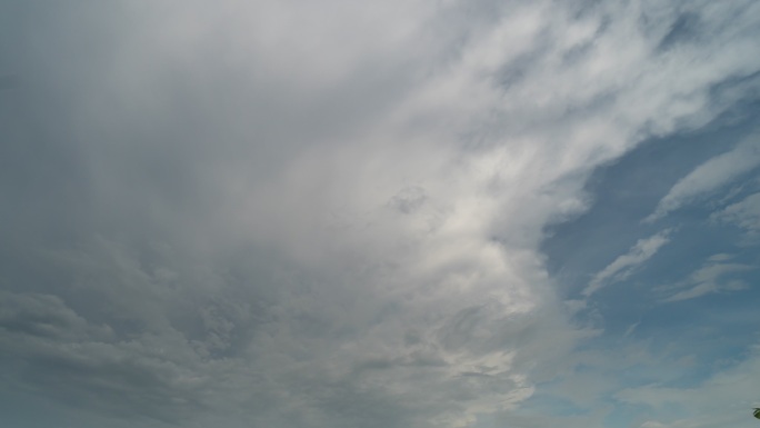 雨云和天空日落移动4K时间流逝。