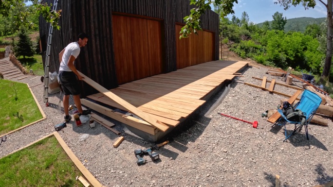 在木屋前安装木质甲板