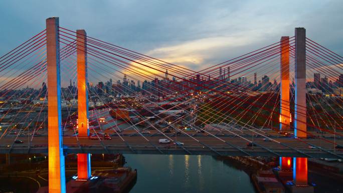黄昏时分，科希丘什科大桥（Kosciuszko Bridge）被照亮，俯瞰威廉斯堡工业区的曼哈顿和布