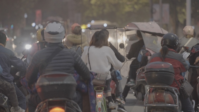 夜晚路口电瓶车+未调色