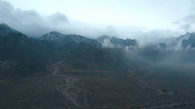 巍峨山脉云雾缭绕苍茫大地航拍