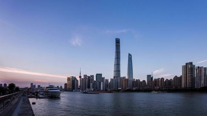 中国上海陆家嘴金融中心天际线日落的延时镜头。