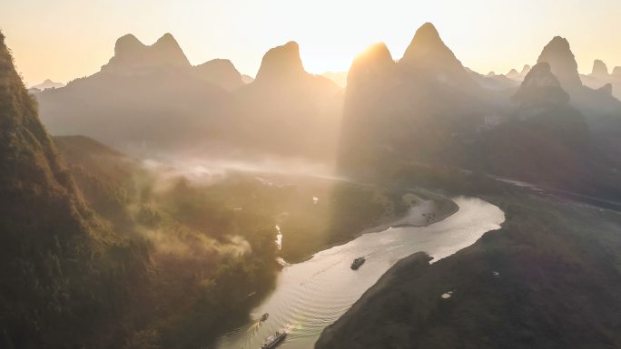 桂林鸟瞰图中国风桂林山水一叶扁舟逆光穿过