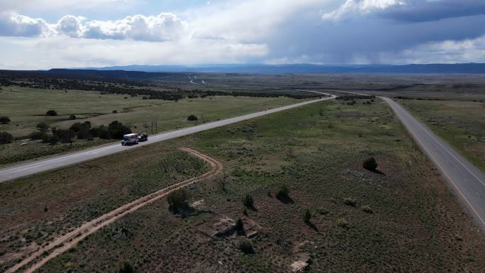 半卡车和汽车在犹他州和科罗拉多州之间的多车道公路上向东和向西行驶，空中无人机视频