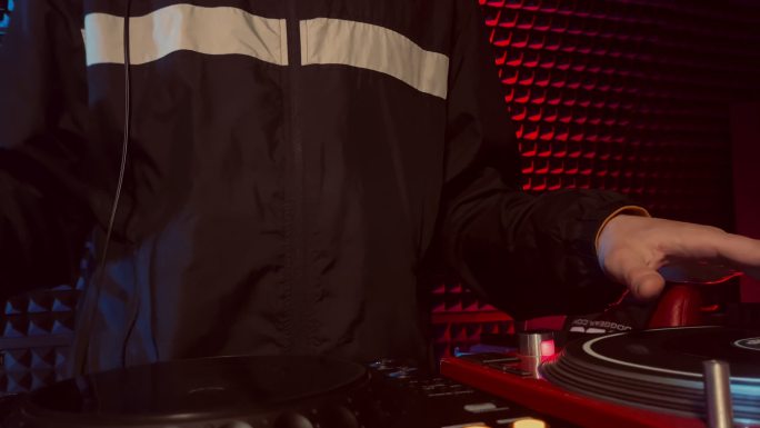 DJ手使用音乐设备