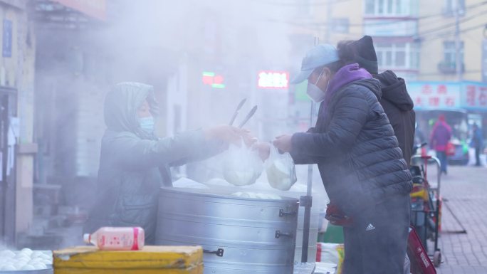 实拍清晨早市买馒头商贩烟火气