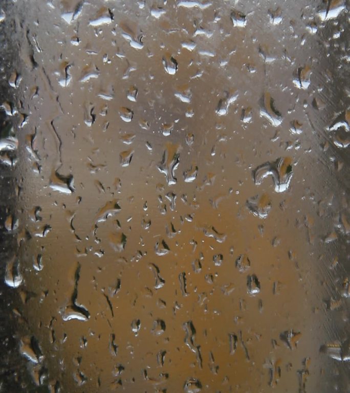 玻璃窗上的雨滴秋雨水滴窗户水珠