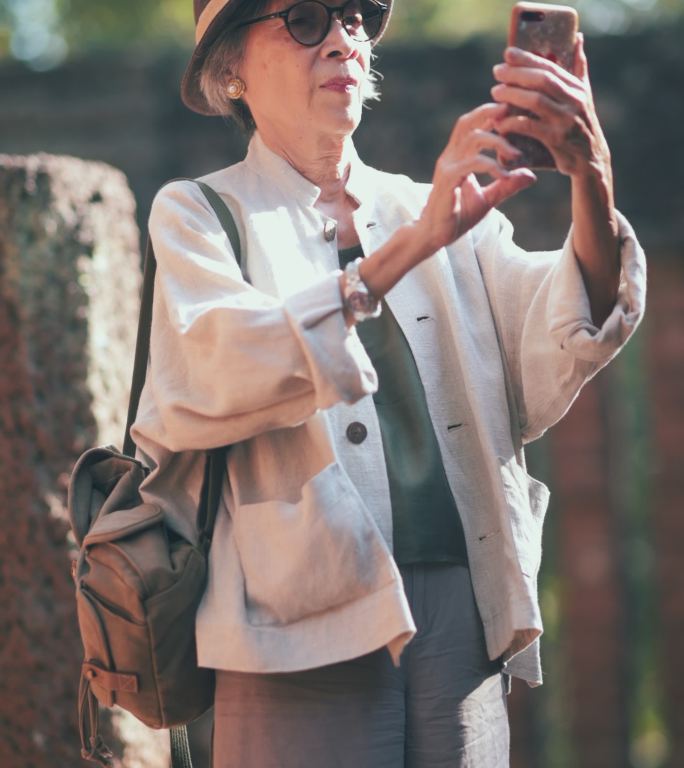 健康的亚洲老年女性独自旅行