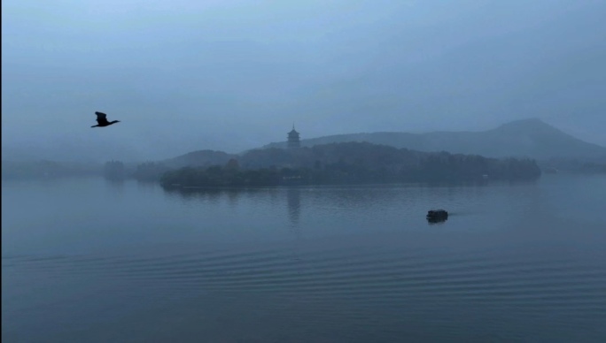 杭州西湖清晨云雾
