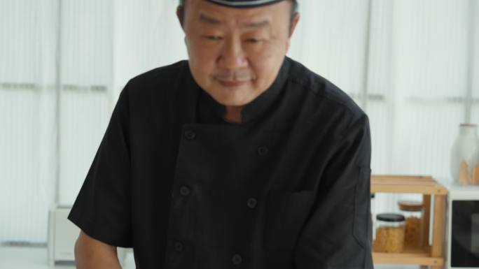日本厨师的肖像三文鱼金枪鱼日料寿司美食食