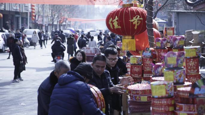 山西春节街景 采购年货 路边摊买鞭炮