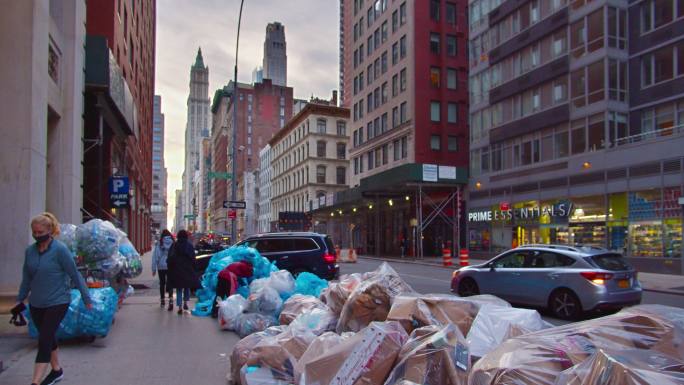 纽约街的垃圾。大路。曼哈顿下城