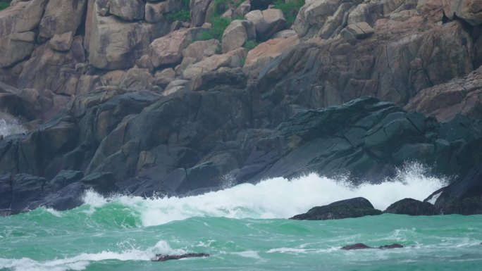 礁石海浪冲刷寄居蟹原素材