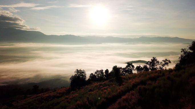 鸟瞰山上的云雾云物流绕山间高山