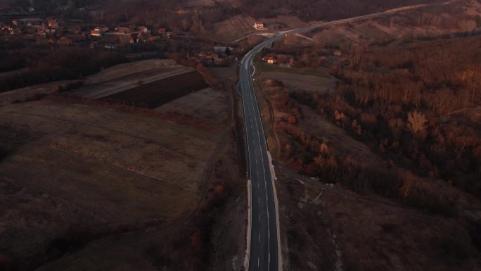 车辆经过的主要道路上的日落