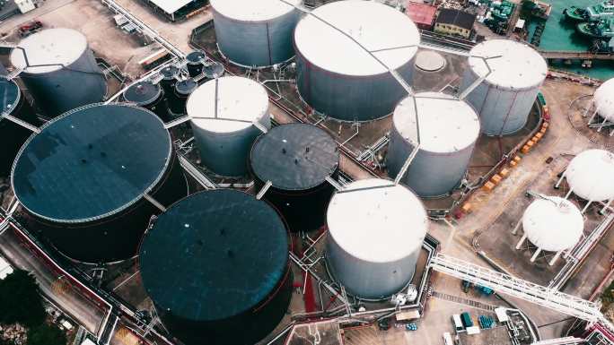 炼油厂鸟瞰图化工提炼罐原油加工厂石化加工