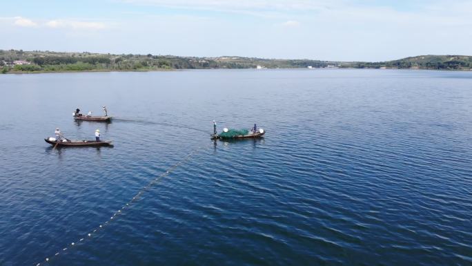 渔民在波光粼粼的水面上捕捞