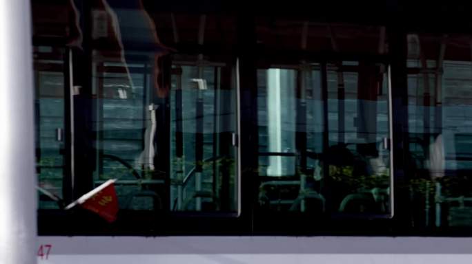 疫情下的北京公交车百姓生活，大白背影