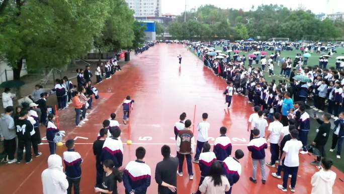 校运会雨中奔跑接力