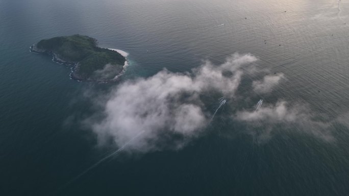 航拍云雾下的加井岛渔船