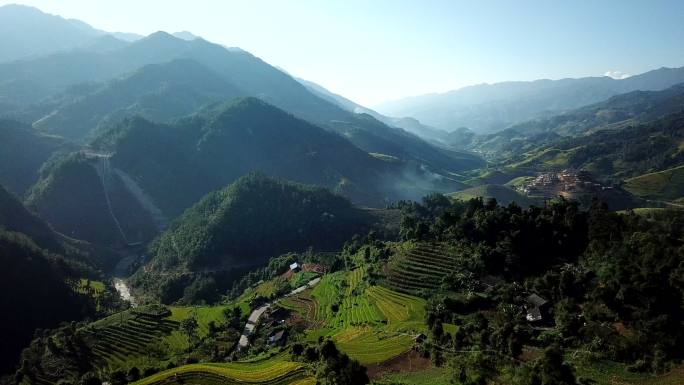 梯田稻田在丘陵或山地上耕作，通常在东亚、南亚和东南亚耕作