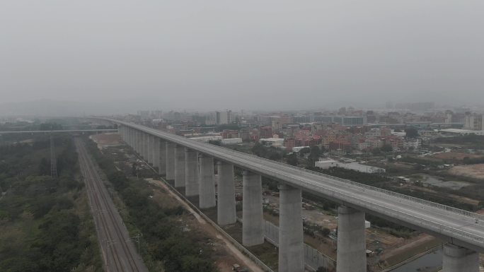 高速铁路高架桥阴沉沉天空能见度低灰蒙蒙天